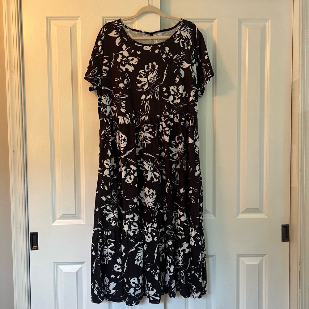 Black & White Floral Short Sleeve Lightweight Tiered Summer Dress NWT Size 2XL